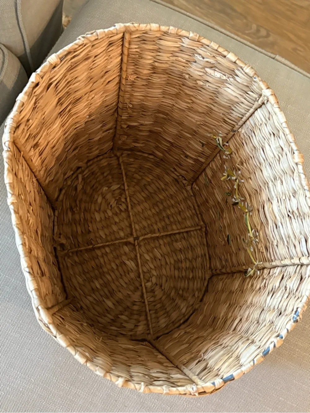 ADORABLE vintage natural woven seagrass basket with daisy floral embellishment